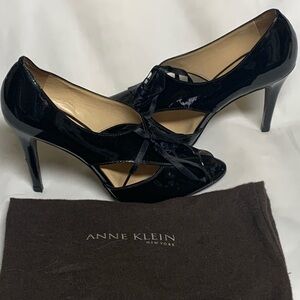 Anne Klein Glossy Black Peep Toe Heels With Tie Detail Sz 6